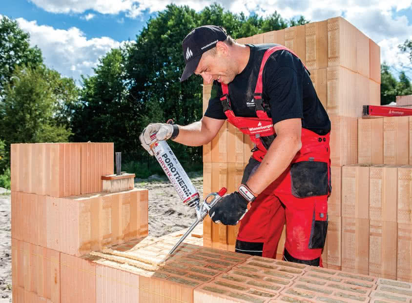 Murowanie ściany jednowarstwowej z pustaków ceramicznych